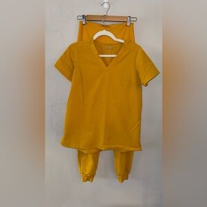 mandala maternity SET xxs scrub one pocket top & xxs joggers in honey 🍯